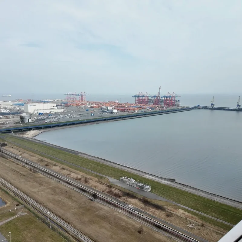 Blick von Kesselhaus auf container terminal
